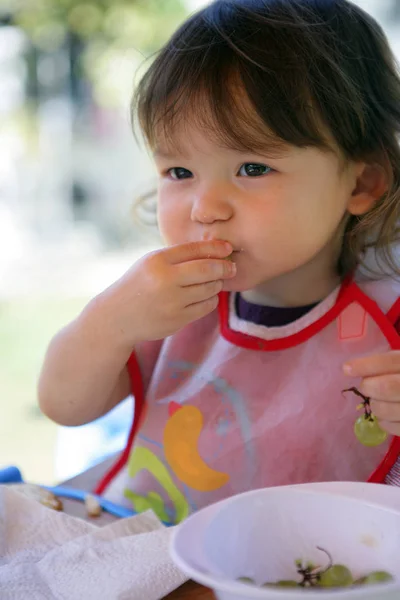 Ritratto Una Ragazza Che Mangia Uva — Foto Stock