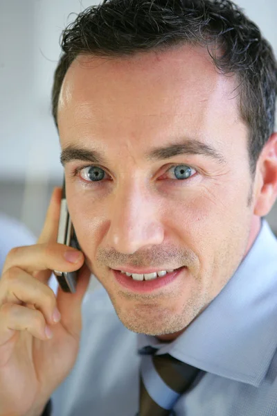 Portret Uśmiechniętego Mężczyzny Garniturze Dzwoniącego Telefonem Komórkowym — Zdjęcie stockowe