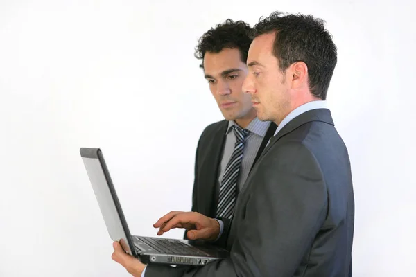 Portret Van Mannen Pakken Voor Een Laptop — Stockfoto