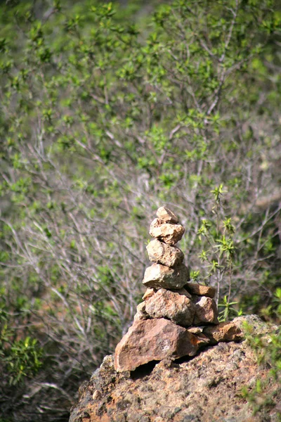 自然環境や岩に積み上げられた石は — ストック写真