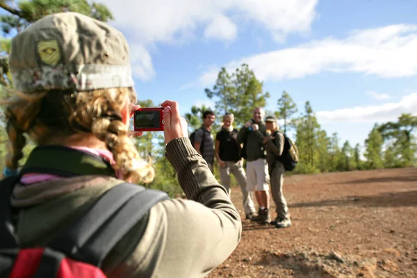 Mujer Fotografiando Grupo Amigos Para Una Caminata —  Fotos de Stock