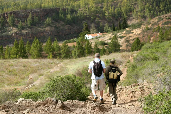 Mann Und Frau Mit Wanderrucksack Unterwegs — Stockfoto