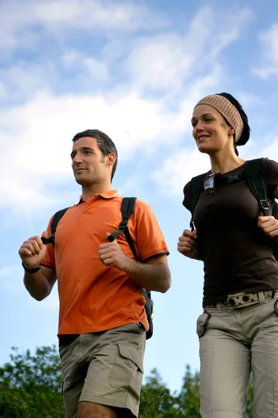 Sonriente Hombre Mujer Sonriente Caminando Codo Con Codo Con Mochila —  Fotos de Stock