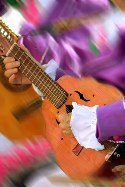 Hombre Vestido Tocando Guitarra —  Fotos de Stock