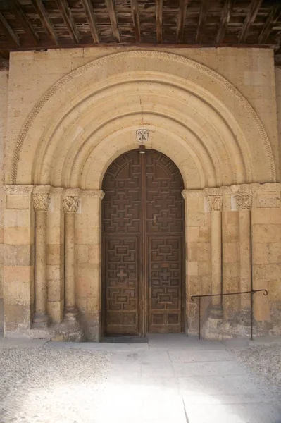 Стародавні Двері Церкви Сеговії — стокове фото