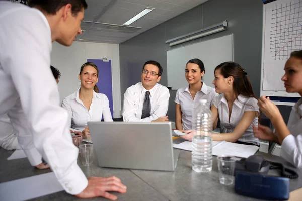 Hombres Mujeres Reunión Trabajo Con Portátil —  Fotos de Stock