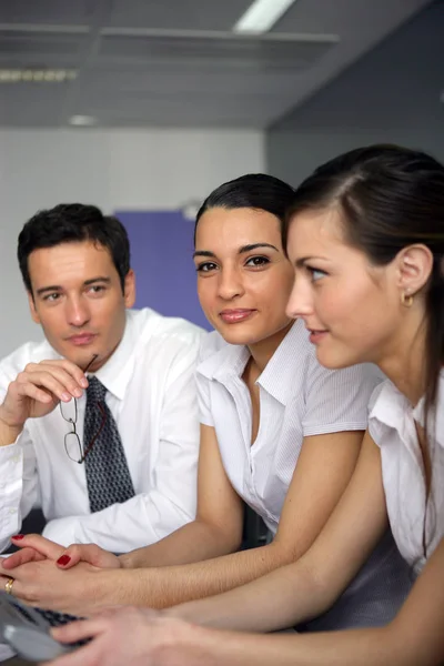 Porträt Einer Frau Beim Arbeitstreffen — Stockfoto