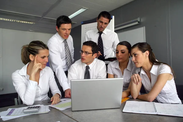 Männer Und Frauen Treffen Sich Zum Laptop — Stockfoto