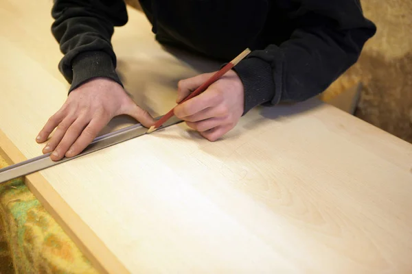 Cabinetmaker Desenhando Uma Linha Madeira — Fotografia de Stock