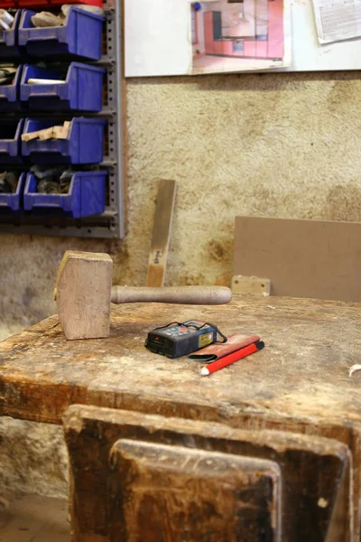 Malho Carpenter Uma Bancada Trabalho — Fotografia de Stock