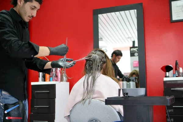 Friseur Gefärbte Haare Eine Frau — Stockfoto