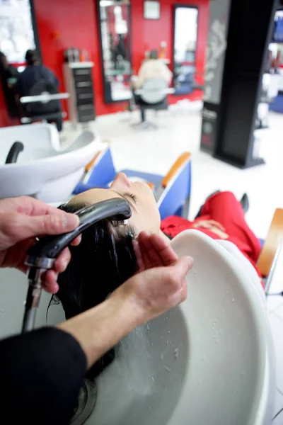 Kuaför Şampuan Tepsisiyle Bir Kadının Saçını Duruluyor — Stok fotoğraf