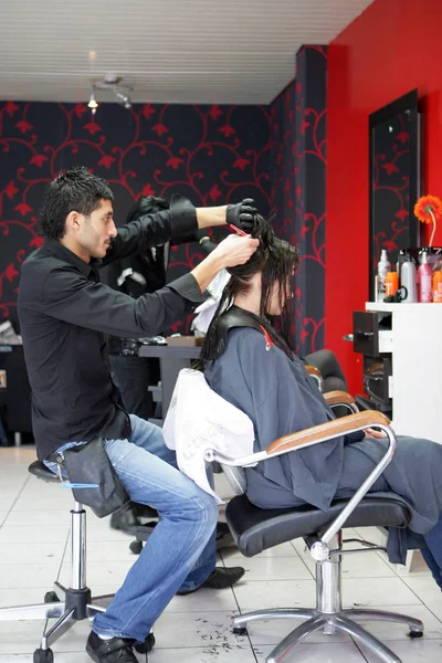 Friseur Schneidet Einer Frau Die Haare — Stockfoto