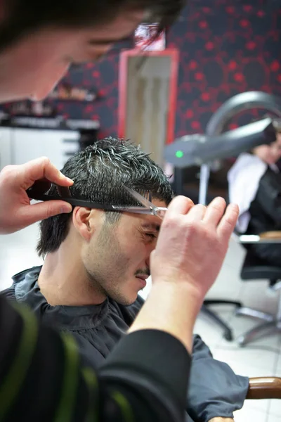 Peluquero Cortando Cabello Hombre —  Fotos de Stock