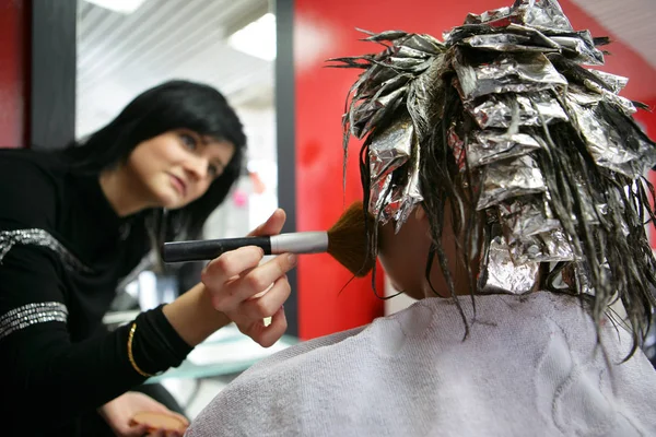 Hairdresser Putting Make Woman — Stock Photo, Image