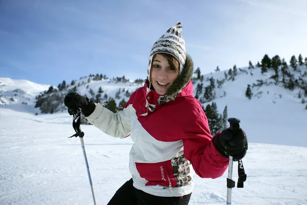 Junge Frau Schnee — Stockfoto