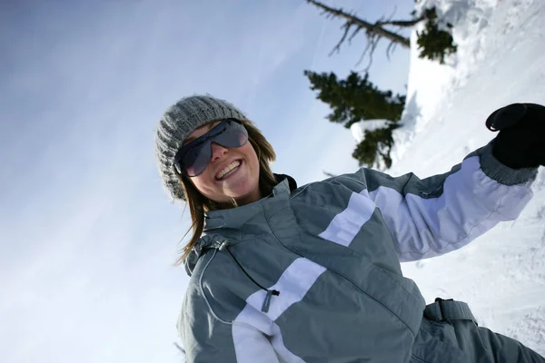 Junge Frau Schnee — Stockfoto