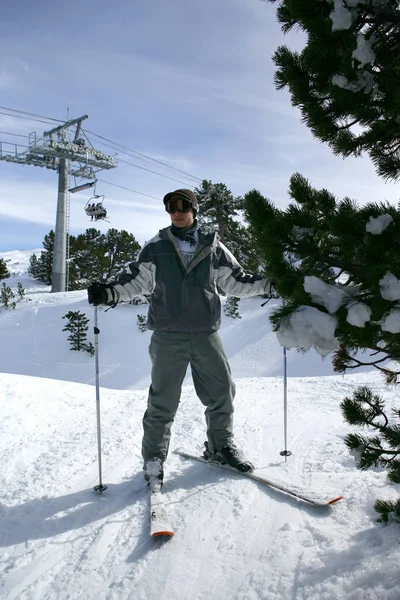 Junger Mann Schnee — Stockfoto