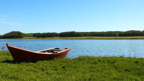 Красная Лодка Озере — стоковое фото