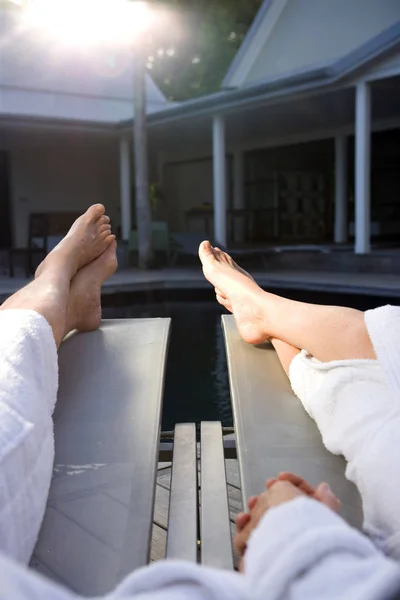 Par Liggande Solstol Bredvid Swimmingpool — Stockfoto