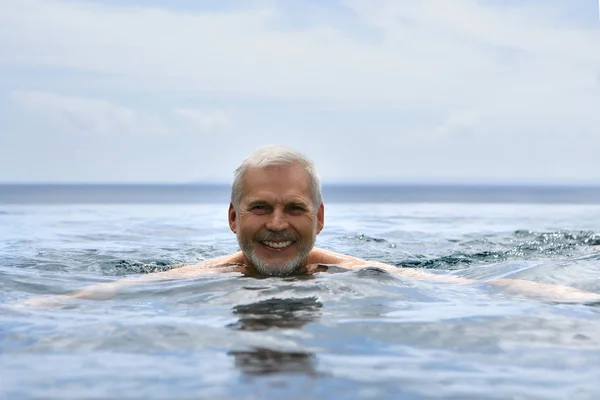 Yüzme Havuzunda Gülümseyen Yaşlı Bir Adam — Stok fotoğraf