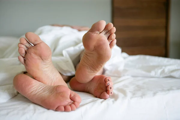 Paar Liggend Bed — Stockfoto