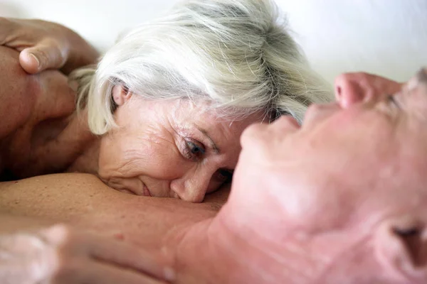 Pasangan Senior Berbaring Tempat Tidur — Stok Foto