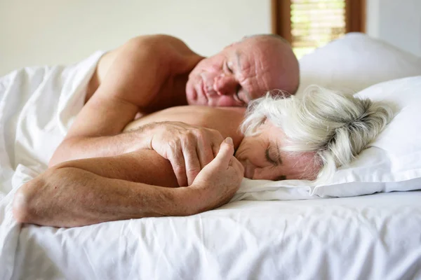 Yaşlı Çift Yatakta Yatıyor — Stok fotoğraf