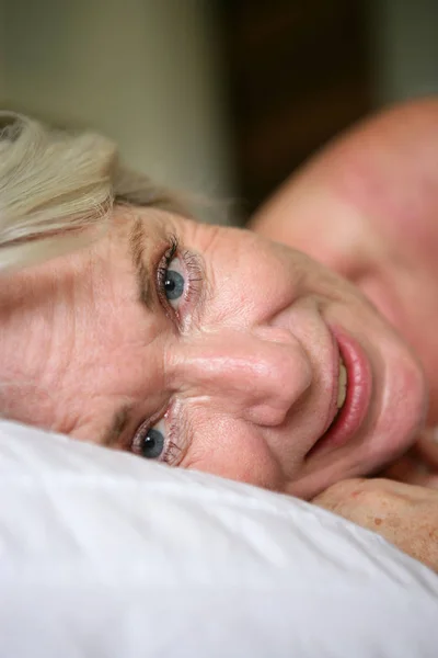 Portrét Starší Ženy Ležící Posteli — Stock fotografie