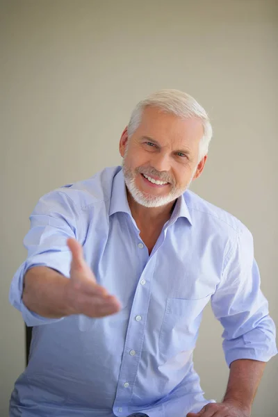 Senior Man Smiling Welcoming Someone — Stock Photo, Image