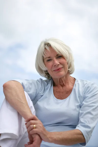 Retrato Una Mujer Mayor Sonriendo — Foto de Stock