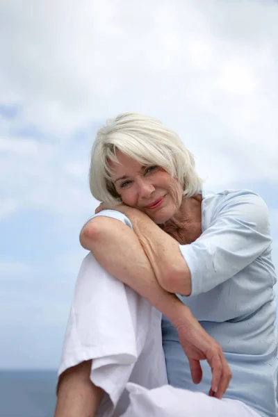 Retrato Una Mujer Mayor Sonriendo — Foto de Stock