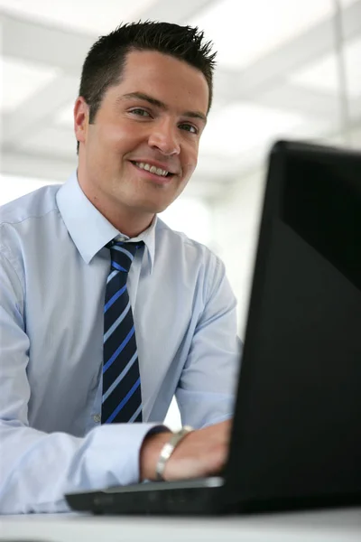 노트북 앞에서 남자의 — 스톡 사진