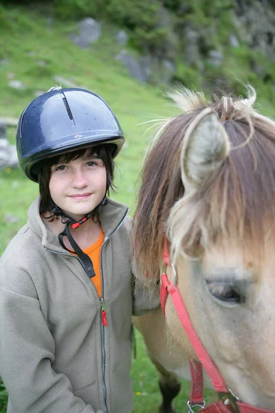 Retrato Una Niña Sonriente Con Una Bomba Cerca Estanque Equitación — Foto de Stock