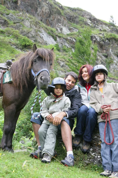 Homme Femme Souriant Avec Des Enfants Pendant Campagne Avec Poney — Photo