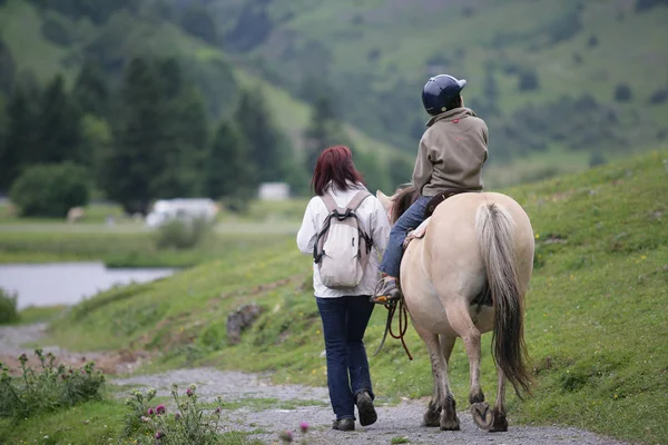 Donna Che Cammina Intorno Bambino Seduto Pony — Foto Stock