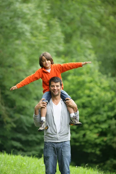 Portrait Smiling Man Carrying Small Boy His Shoulders Country — Stock Photo, Image
