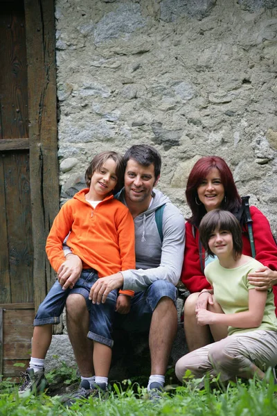 Retrato Hombre Una Mujer Con Niños Sonrientes Campo — Foto de Stock