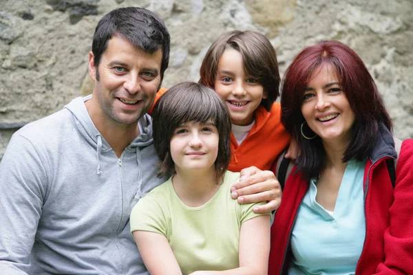 Retrato Hombre Una Mujer Sonriendo Con Niños — Foto de Stock