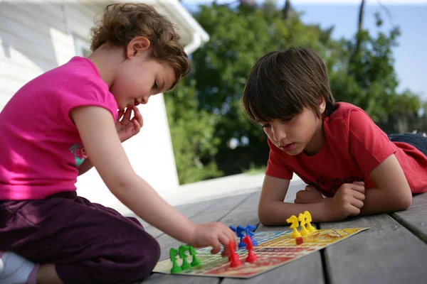 Retrato Menino Uma Menina Sentados Chão Jogando Cavalo — Fotografia de Stock