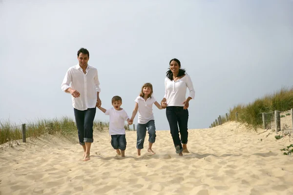 Man Vrouw Met Kinderen Rennen Het Zand Naar Zee — Stockfoto