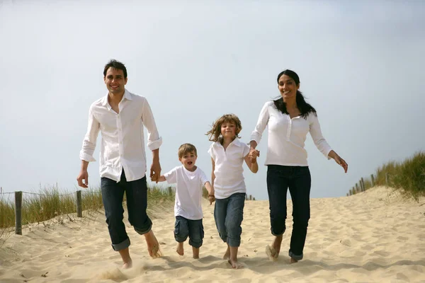 Man Vrouw Met Kinderen Rennen Het Zand Naar Zee — Stockfoto