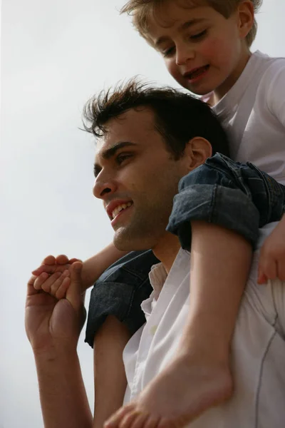 Retrato Hombre Portador Niño Pequeño Sobre Sus Hombros —  Fotos de Stock