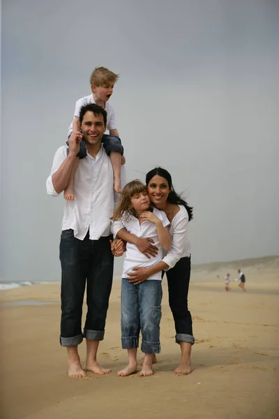 Homem Mulher Com Filhos Praia — Fotografia de Stock