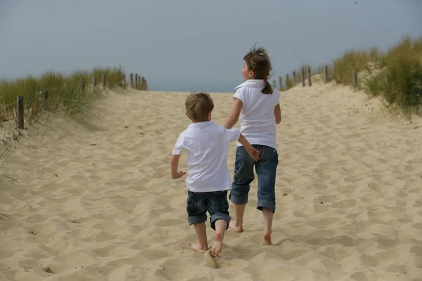 Kinderen Rennen Het Zand Naar Zee — Stockfoto