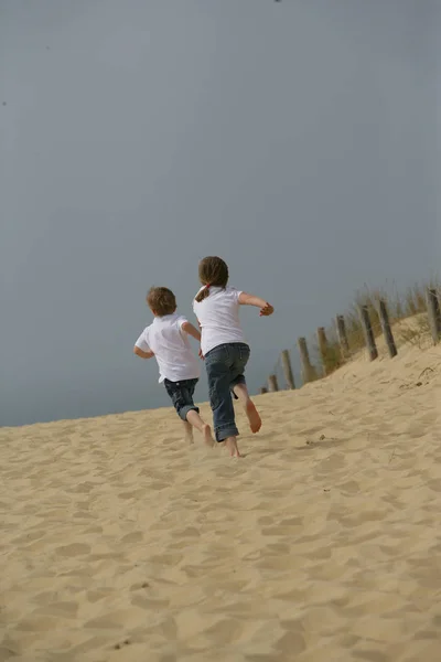 Niños Que Corren Sobre Arena Hasta Mar — Foto de Stock