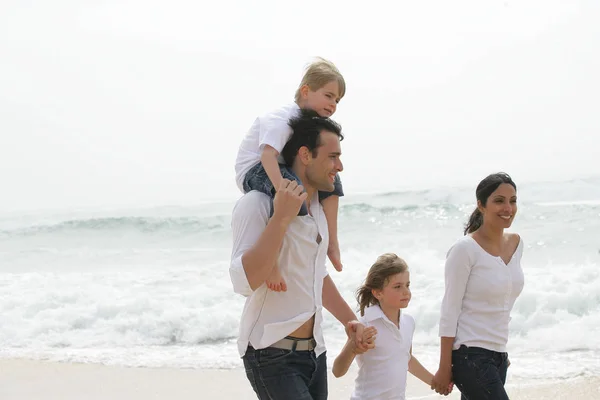 Mann Und Frau Mit Kindern Spazieren Strand — Stockfoto