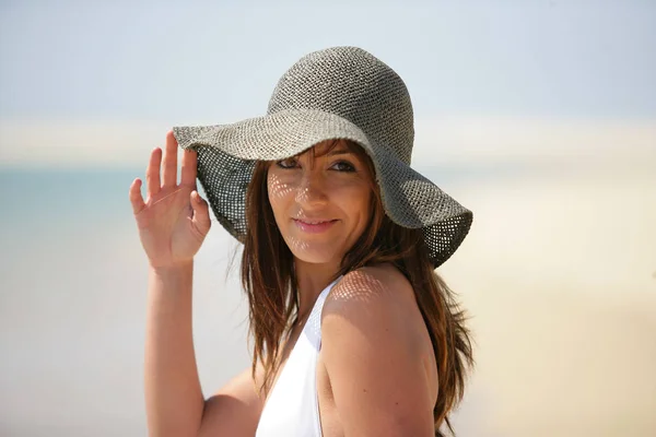 Πορτραίτο Μιας Χαμογελαστής Γυναίκας Που Φοράει Καπέλο — Φωτογραφία Αρχείου