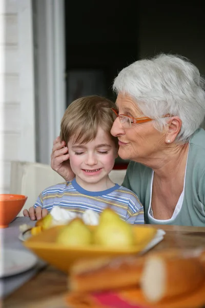 Portret Van Een Oudere Vrouw Een Jongen Aan Tafel — Stockfoto