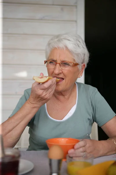 Портрет Пожилой Женщины Завтракающей Террасе — стоковое фото